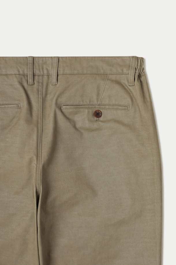 사틴스판 브러시드 카치온 스트레이트 팬츠는 부드러운 촉감의 면과 사틴 혼방 소재로 제작된 긴 기장의 바지입니다. 미니멀한 스타일의 베이지 색상으로, 데일리룩과 일상복에 적합하며 오피스룩과 모임룩으로도 활용할 수 있습니다. 허리 양쪽 밴딩 처리로 편안한 착용감을 선사하며, 릴렉스핏과 스트레이트 핏, 테이퍼드 핏으로 디자인되어 다양한 스타일을 연출할 수 있습니다. 빈티지한 외관과 워시드 아웃 효과, 피치 가공, 카치온 염색, 가먼트 워싱 처리를 통해 은은한 멋을 더했으며, 버팔로 혼 버튼을 사용하여 고급스러움을 더했습니다. 고밀도 안감으로 부드러운 착용감을 느낄 수 있습니다.
