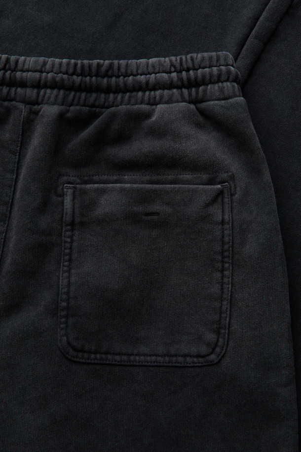 (SET UP) 미네랄워싱 스웻 팬츠는 캐주얼, 스포티, 미니멀 스타일을 모두 아우르는 공용 바지입니다. 일상과 피트니스 활동 모두에 적합하며, 봄, 가을에 착용하기 좋습니다. 부드러운 면 소재로 제작되어 편안한 착용감을 선사하며, 릴랙스핏과 루즈핏으로 활동성을 높였습니다. 미네랄워싱 가공으로 빈티지한 느낌을 살렸으며, 밴딩 허리와 조절 가능한 허리끈으로 편안하게 착용할 수 있습니다. 숏 기장으로 활동적인 느낌을 더해 피트니스룩, 캠핑룩 등 다양한 TPO에 활용 가능합니다.
