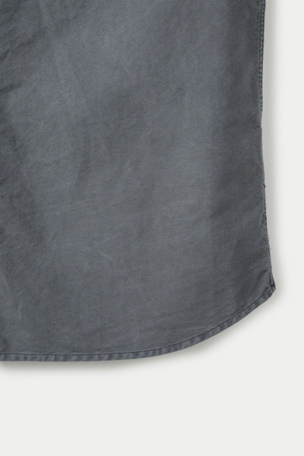 피그다잉 솔리드 릴렉스 셔츠는 빈티지하고 클래식한 스타일을 선호하는 분들을 위한 제품입니다. 옥스포드 조직 면 소재로 제작되어 봄, 가을 간절기에 착용하기 좋으며, 릴랙스핏과 세미루즈핏으로 편안한 착용감을 선사합니다. 가슴 사선 포켓 디자인과 피그먼트 다잉 기법을 적용하여 은은한 페이드아웃 효과를 연출해 더욱 멋스러운 분위기를 더합니다. 기본 칼라의 긴 소매 셔츠로, 데이트룩, 카페룩, 가을 나들이룩 등 다양한 TPO에 활용하기 좋습니다. 단독 세탁을 권장합니다.
