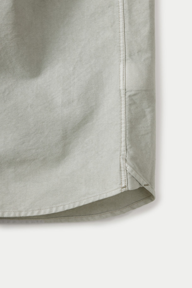 피그다잉 솔리드 릴렉스 셔츠는 빈티지하고 클래식한 스타일을 즐기는 분들을 위한 셔츠입니다. 연그레이 색상의 면 소재로 제작되어 봄, 여름, 가을 계절에 활용하기 좋으며, 릴랙스핏과 세미루즈핏으로 편안한 착용감을 선사합니다. 가슴 사선 포켓 디테일이 돋보이며, 옥스포드 조직으로 제작되어 내구성이 우수합니다. 피그먼트 다잉 가공으로 자연스러운 색감과 빈티지한 멋을 더했으며, 데이트룩, 출근룩 등 다양한 TPO에 맞춰 클래식, 미니멀, 캐주얼 스타일을 연출할 수 있습니다. 단독 세탁을 권장합니다.
