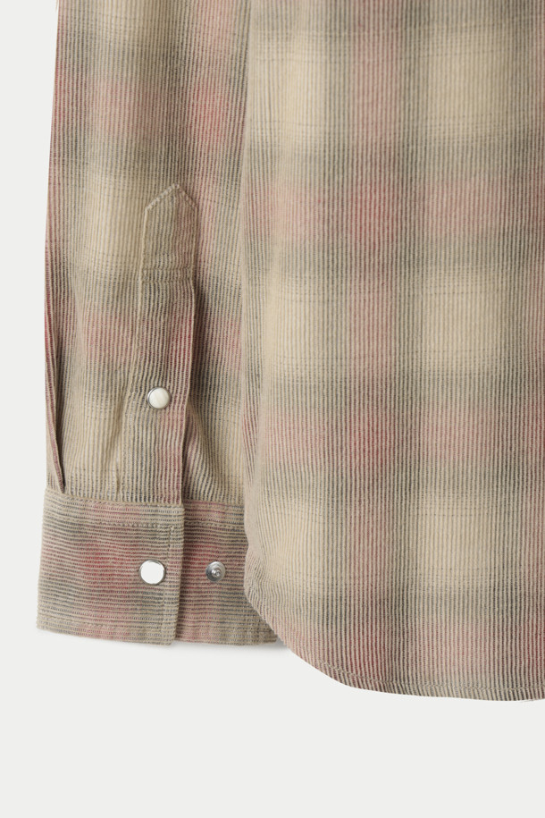 따뜻한 감성의 코듀로이 소재와 웨스턴 스타일이 만난 코듀로이 웨스턴 체크 셔츠입니다. 베이지와 브라운 컬러의 옴브레 체크 패턴이 빈티지하면서도 캐주얼한 무드를 연출합니다. 가볍고 부드러운 코듀로이 소재로 간절기와 겨울에 따뜻하게 착용하기 좋습니다. 진주 스냅 버튼, 뾰족한 요크, 가슴 플랩 포켓 디테일이 웨스턴 스타일을 강조하며, 레귤러 핏으로 편안하게 착용 가능합니다. 클래식과 캐주얼 스타일을 모두 소화할 수 있는 활용도 높은 아이템입니다.
