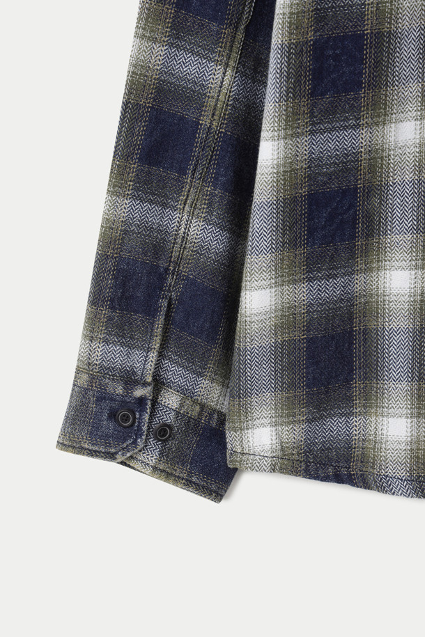 인디고 워싱 체크 오버핏 셔츠는 남성용 셔츠로, 캐주얼하고 미니멀한 스타일을 연출하기 좋습니다. 데이트룩이나 봄 소풍룩에 어울리며, 부드러운 데님 소재에 워싱 가공을 더해 편안한 착용감을 선사합니다. 차이나칼라와 긴 소매, 체크 패턴이 특징이며, 레귤러 기장으로 제작되었습니다. 오버핏으로 트렌디한 스타일을 연출할 수 있으며, 봄, 가을에 활용하기 좋습니다.
