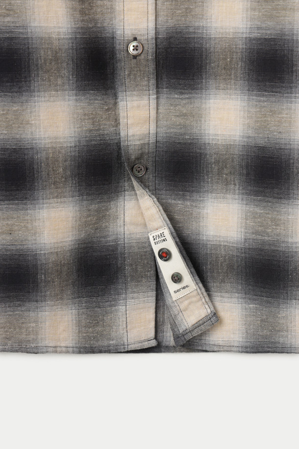 알비아떼 옴브레 체크 릴렉스 셔츠는 이탈리아 ALBINI 그룹의 Albiate 1830 소재를 사용하여 제작되었습니다. 블랙, 화이트, 그레이 색상으로 구성되어 있으며, 데일리룩과 포멀룩 모두 활용 가능합니다. 릴렉스 핏에 기본 칼라 디자인으로 편안하면서도 클래식한 무드를 연출합니다. 내추럴 스트레치성과 견고한 조직감, 버튼 플라켓과 커프스가 특징이며, 오피스룩, 비즈니스 캐주얼, 모임룩에 적합합니다. 미니멀하고 시크한 스타일을 선호하는 분들께 추천합니다.
