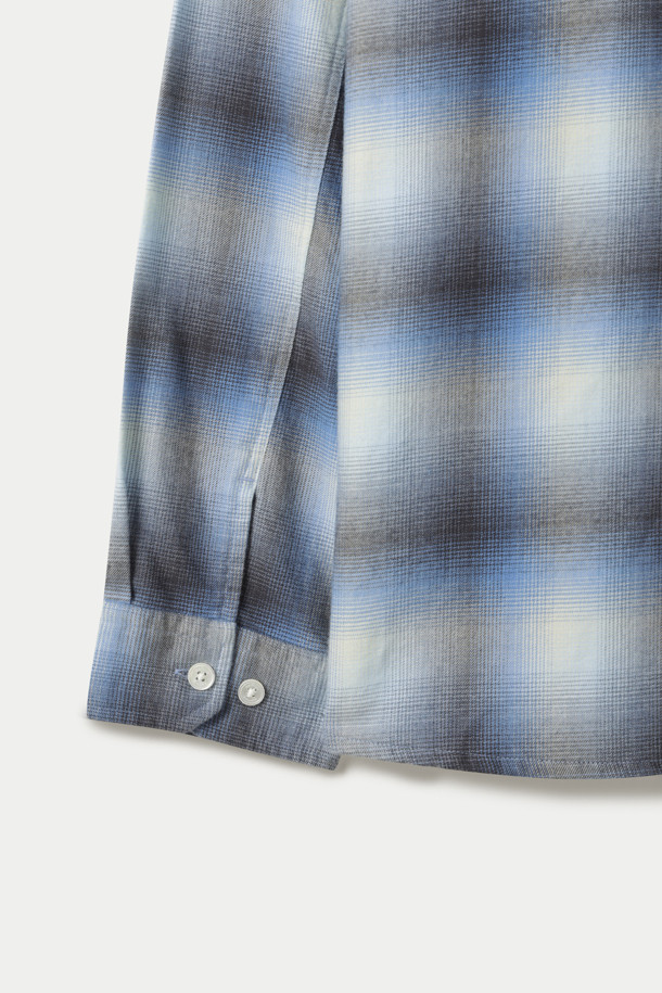 SOMELOS (소멜로스) 블루 옐로우 옴브레 체크 오버핏 셔츠는 간절기, 가을, 초겨울에 어울리는 셔츠입니다. 부드러운 촉감의 고밀도 면사를 사용하여 제작되었으며, 블루와 옐로우 컬러의 옴브레 체크 패턴이 돋보입니다. 드롭 숄더, 플라켓 & 커프스 & 포켓 디테일로 디자인의 완성도를 높였으며, 오버핏으로 편안한 착용감을 선사합니다. 캐주얼, 클래식, 미니멀 스타일 모두 소화 가능한 베이직 셔츠입니다.
