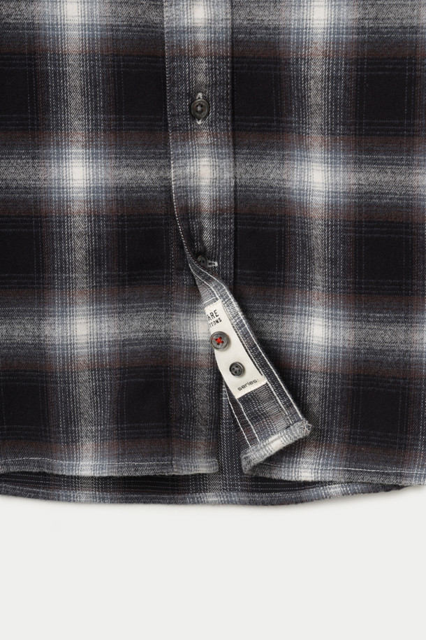 블랙 옴브레 체크 릴렉스 셔츠는 남성용 상의로, 가을과 겨울에 어울리는 캐주얼 스타일의 제품입니다. 블랙과 화이트 컬러의 조화가 세련된 옴브레 체크 패턴으로 디자인되었으며, 차이나칼라와 긴 소매가 특징입니다. 부드러운 면 소재로 제작되어 편안한 착용감을 제공하며, 릴렉스 핏으로 자연스러운 실루엣을 연출합니다. 출근룩과 모임룩, 그리고 캐주얼, 클래식, 미니멀 스타일 모두 소화 가능한 활용도 높은 아이템입니다.
