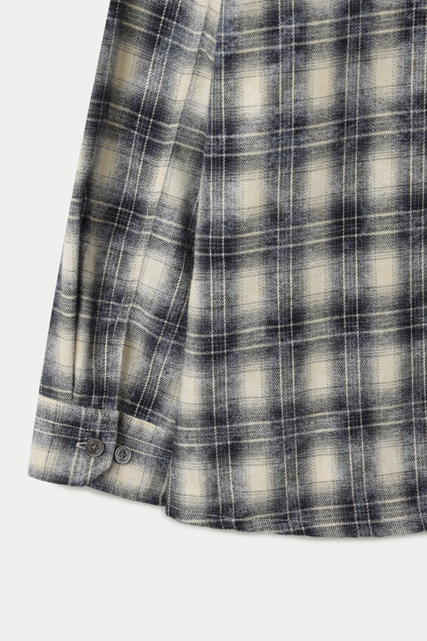 세련된 스프레이 워싱 기법으로 은은한 멋을 더한 남성용 체크 오버핏 셔츠입니다. 부드러운 면 소재로 제작되어 편안한 착용감을 선사하며, 봄, 가을 시즌에 활용하기 좋습니다. 블랙, 화이트, 그레이 세 가지 기본 색상으로 출시되어 출근룩, 모임룩 등 다양한 TPO에 맞춰 캐주얼, 클래식, 미니멀 스타일을 연출할 수 있습니다. 차이나칼라와 긴 소매, 레귤러 기장으로 디자인되어 어떤 체형에도 잘 어울립니다. 워싱 가공으로 자연스러운 분위기를 더한 매력적인 아이템입니다.
