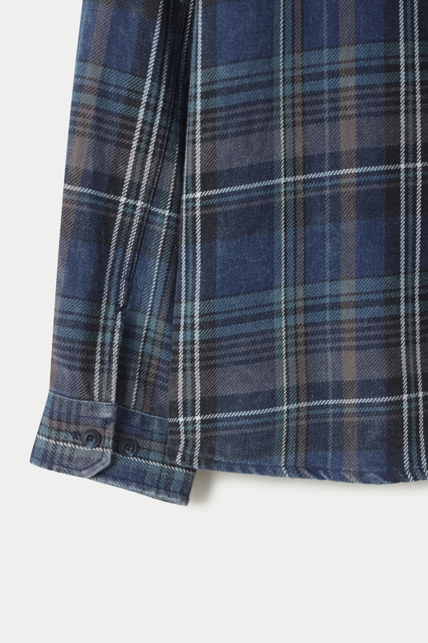 빈티지 워싱 체크 오버형 셔츠는 남녀 모두 착용 가능한 캐주얼하고 베이직한 스타일의 상의입니다. 네이비와 블루 두 가지 색상으로 출시되었으며, 봄, 가을에 적합합니다. 100% 면 소재로 제작되어 부드러운 촉감을 선사하며, 레귤러 기장에 오버핏으로 편안하게 착용할 수 있습니다. 체크 패턴과 워싱 가공, 빈티지 디테일이 돋보이는 긴소매 셔츠입니다. 카라 디자인으로 깔끔한 느낌을 더했습니다.
