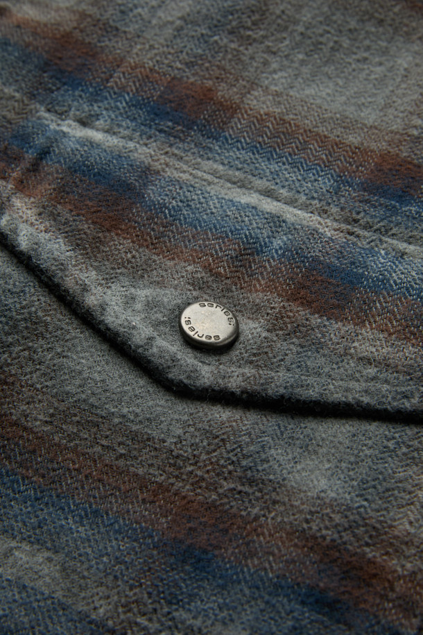 **피그다잉 집업 체크 셔츠**는 부드러운 면 소재에 헤링본 조직으로 제작되어 편안한 착용감을 선사합니다. 루나 다잉 공법으로 은은한 빈티지 무드를 더했으며, 그레이와 블루 두 가지 컬러로 출시되었습니다. 세미오버핏에 셔츠칼라 디자인으로 캐주얼하면서도 클래식한 스타일을 연출할 수 있습니다. 4개의 포켓과 밑단 스트링 디테일로 실용성을 더했으며, 집업과 스냅 버튼 여밈 방식으로 간편하게 착용 가능합니다. 간절기, 겨울철 출근룩, 비즈니스 캐주얼, 모임룩 등 다양한 TPO에 활용하기 좋습니다.
