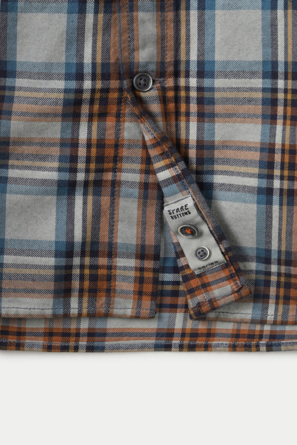 피그다잉 체크셔츠는 베이직하면서 워크웨어 무드를 더한 공용 셔츠입니다. 사계절 착용 가능하며, 레귤러핏과 레귤러 기장으로 편안한 착용감을 선사합니다. 부드러운 면 소재에 피치 가공을 더해 포근한 촉감을 느낄 수 있으며, 루나 다잉 가공으로 은은한 멋을 더했습니다. 워크셔츠 스타일의 양쪽 가슴 포켓 디테일과 차이나칼라 디자인이 특징이며, 이염에 주의하여 단독 세탁하는 것이 좋습니다. 동네 마실룩, 여행룩 등 캐주얼, 워크웨어, 클래식 스타일로 다양하게 연출해보세요.
