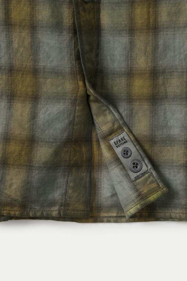 **루나다잉 옐로우 체크 셔츠**는 빈티지 무드와 미니멀한 스타일을 동시에 연출할 수 있는 상의입니다. 부드러운 촉감의 면 소재와 릴렉스 핏으로 편안한 착용감을 선사하며, 클래식 카라와 긴소매 디자인이 특징입니다. 고밀도 트윌 조직과 루나 다잉 가공을 통해 은은한 텍스처를 살렸으며, 옐로우 컬러의 체크 패턴이 돋보입니다. 데이트룩과 카페룩에 잘 어울리며, 단독 세탁을 권장하고 이염에 주의하여 관리해야 합니다. 버튼 플라켓 디테일이 돋보이는 셔츠로, 미니멀, 클래식, 캐주얼 스타일을 즐기는 분들께 추천합니다.
