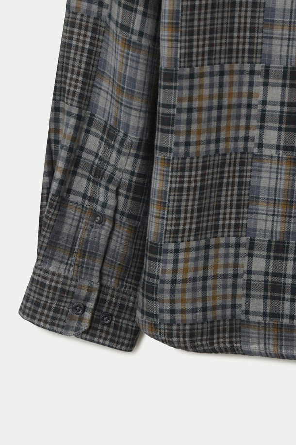 루나다잉 패치워크 체크 릴렉스 셔츠는 빈티지 무드와 캐주얼 스타일을 넘나드는 긴 소매 셔츠입니다. 루나 다잉 공법으로 은은한 멋을 더했으며, 이중 두께감으로 견고한 촉감을 선사합니다. 기본 칼라와 버튼 플라켓, 커프스 디테일로 클래식한 분위기를 연출하며, 이너 또는 아우터로 활용 가능합니다. 체크와 패치워크 패턴이 조화롭게 어우러져 데이트룩이나 카페룩에 돋보이는 포인트를 더합니다. 단독 세탁을 권장하며, 이염에 유의하여 관리하십시오.
