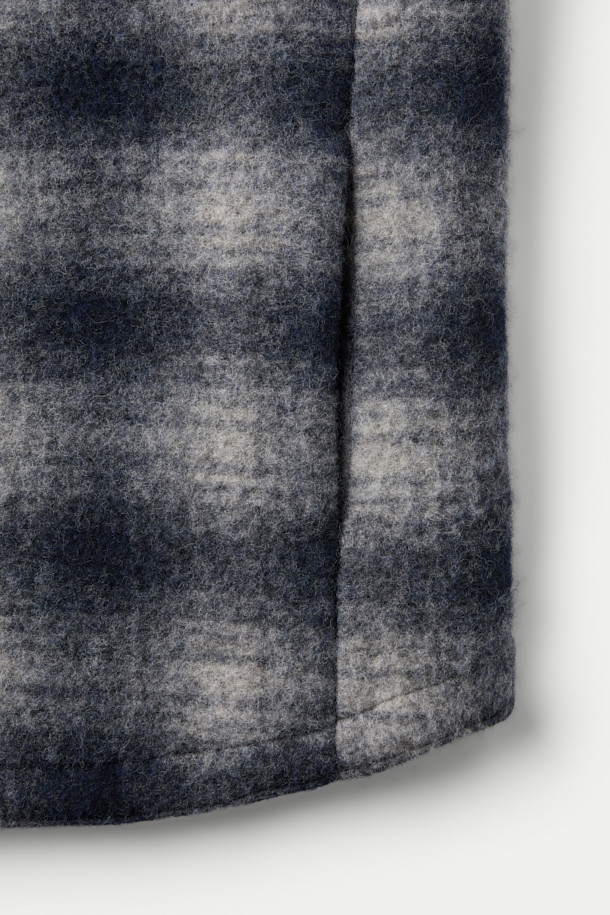 가을과 겨울, 당신의 스타일을 책임질 울 혼방 옴브레 체크 아우터 셔츠입니다. 네이비와 그레이 두 가지 색상으로 만나볼 수 있으며, 캐주얼 및 베이직 스타일을 선호하는 남성분들께 추천합니다. 부드러운 촉감의 울 혼방 소재와 두꺼운 두께감으로 따뜻함을 선사하며, 레귤러핏으로 편안하게 착용 가능합니다. 셔츠형 코트 디자인에 옴브레 염색과 체크 패턴이 더해져, 출근룩은 물론 모임룩까지 멋스럽게 연출할 수 있습니다.
