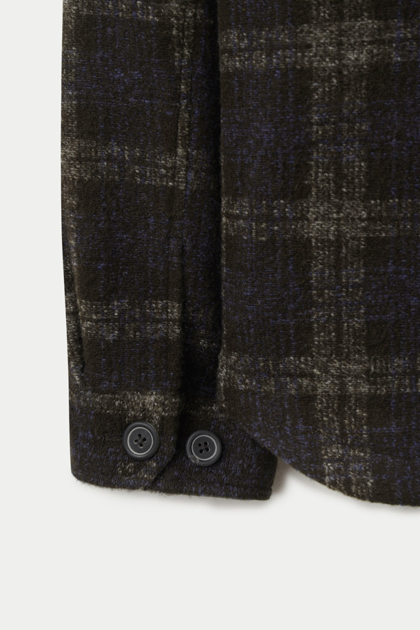 **울혼방 브라운 체크 아우터 셔츠**는 가을과 겨울, 클래식한 무드를 연출하는 아우터 셔츠입니다. 부드러운 울 소재와 레귤러핏으로 편안한 착용감을 선사하며, 이탈리아 LANIFICIO ROMA S.R.L 원단을 사용하여 고급스러움을 더했습니다. 브라운 컬러의 체크 패턴은 미니멀, 시크한 스타일을 연출하기 좋으며 출근룩, 비즈니스 캐주얼, 모임룩 등 다양한 TPO에 활용 가능합니다. 3M 신슐레이트 충전재와 곡선 사선 포켓, 소뿔 단추 디테일이 돋보입니다. 버튼 여밈 방식과 긴 소매 기장으로 세련된 디자인을 완성했습니다.
