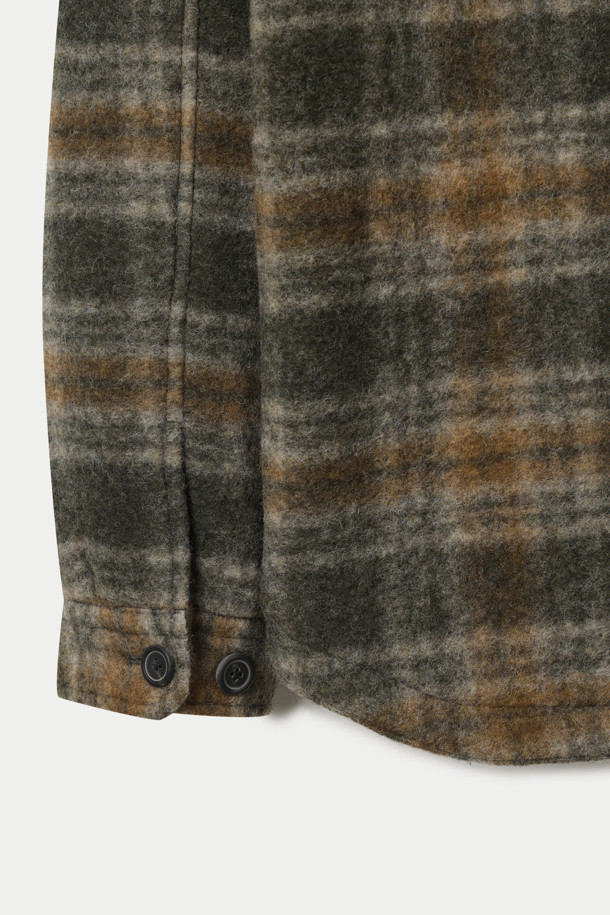 가을, 겨울 시즌에 안성맞춤인 울 혼방 카키 체크 아우터 셔츠입니다. 부드러운 촉감의 모, 폴리에스터, 면, 폴리우레탄 혼방 소재로 제작되어 따뜻함과 편안함을 동시에 선사합니다. 3M 신슐레이트 충전재를 사용하여 보온성을 높였으며, 가슴 부분 곡선 사선 포켓과 허리 양쪽 포켓으로 실용성을 더했습니다. 레귤러핏으로 제작되어 캐주얼, 클래식, 미니멀 스타일 모두 소화 가능하며, 단독 착용 또는 미드레이어로 활용하여 다양한 출근룩과 모임룩을 연출할 수 있습니다. 긴 소매에 전체 소매 단추름 마감과 버튼 여밈 방식으로 깔끔한 스타일을 완성합니다.
