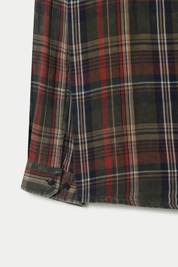 빈티지 워싱 체크 오버형 셔츠는 남성들을 위한 간절기용 상의입니다. 인디고 컬러의 면 소재로 제작되어 드라이한 촉감을 선사하며, 어깨선 드롭과 오버핏 디자인으로 여유로운 착용감을 느낄 수 있습니다. 가슴 포켓의 비대칭 구성이 돋보이며, 프리미엄 원단을 사용하여 깊이 있는 컬러감을 표현했습니다. 미니멀하고 클래식한 스타일로, 데이트룩과 출근룩 모두 소화 가능한 매력적인 아이템입니다.
