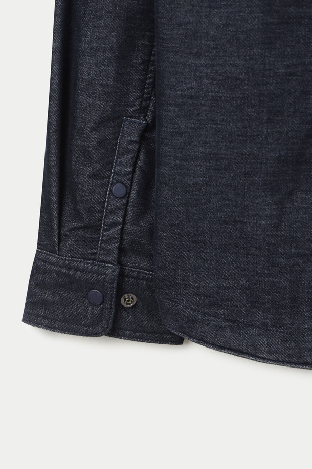 투톤 소프트 코듀로이 퀼팅 아우터셔츠는 부드러운 촉감의 코듀로이 소재와 3M 신슐레이트 충전재를 사용하여 보온성과 경량성을 동시에 갖춘 아우터셔츠입니다. 간절기와 겨울철, 데일리 및 캐주얼 스타일 모두 소화 가능하며, 출근룩과 캠핑룩에도 활용하기 좋습니다. 셔츠형 디자인에 레귤러핏으로 편안하게 착용할 수 있으며, 가슴 빅 포켓, 하단 사선 포켓, 라운드 밑단, 배색 디테일이 돋보입니다. 무지 패턴의 투톤 컬러로 캐주얼, 클래식, 미니멀 등 다양한 스타일을 연출할 수 있습니다. 스냅 여밈 방식으로 편의성을 더했습니다.
