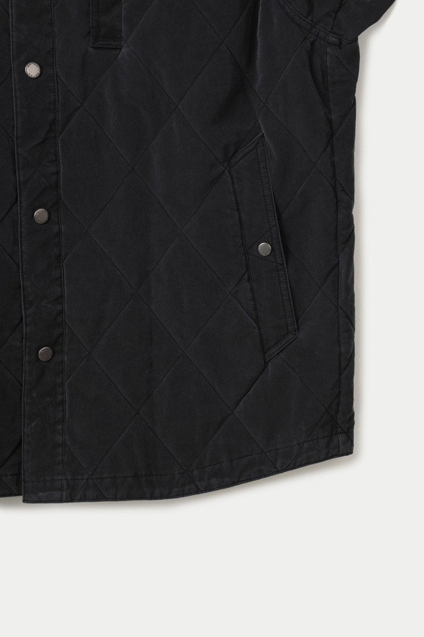 피그 코팅 퀼팅 아우터 셔츠는 남녀 모두 착용 가능한 캐주얼하고 미니멀한 스타일의 아우터입니다. 가을과 겨울에 어울리는 두꺼운 두께감과 뻣뻣한 촉감의 피그 코팅 소재로 제작되어 보온성을 높였습니다. 셔츠형 디자인에 퀼팅 디테일이 더해져 독특한 멋을 연출하며, 레귤러핏으로 편안한 착용감을 선사합니다. 블랙 컬러의 크롭 기장으로, 다양한 스타일링에 활용하기 좋습니다. 버튼 여밈 방식과 긴 소매 기장으로 디자인되었습니다.
