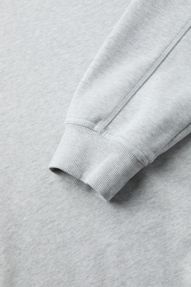 빈티지한 감성을 담은 프린팅 멜란지 스웻 셔츠입니다. 부드러운 촉감과 두꺼운 기모 안감으로 겨울철 따뜻하게 착용하기 좋습니다. 멜란지 그레이 컬러에 캐주얼하고 빈티지한 스타일을 더했으며, 레귤러핏으로 편안한 착용감을 선사합니다. 등판 로고 자수 및 아플리케, 소매단 로고 자수, 전면 스티치 디테일, 빈티지 워싱 가공으로 디자인의 완성도를 높였습니다. 집콕룩, 산책룩 등 다양한 TPO에 캐주얼, 미니멀, 클래식 스타일로 활용하기 좋습니다.
