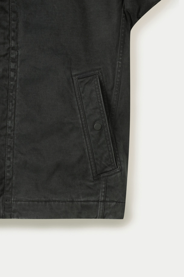 빈티지 숏 점퍼는 레이온과 텐셀 혼방 소재로 제작되어 부드러운 촉감을 선사합니다. 봄, 가을 간절기에 적합하며, 캐주얼, 미니멀, 클래식 스타일 연출에 용이합니다. 블랙 컬러의 무지 디자인에 숏 기장으로 트렌디함을 더했으며, 스탠다드핏으로 편안하게 착용할 수 있습니다. 지퍼형 여밈 방식과 장식 스티치 디테일이 돋보이며 워싱 가공으로 빈티지한 분위기를 자아냅니다. 동네 마실룩, 산책룩에 활용하기 좋으며, 신축성이 있어 활동성을 높였습니다. 단독 세탁 및 이염에 주의하여 관리해야 합니다.
