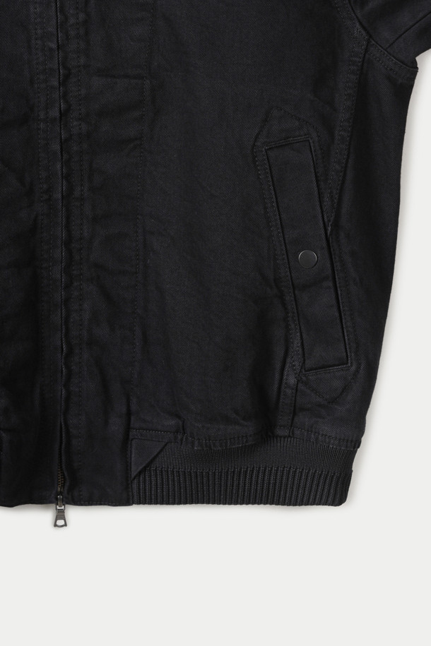 스모킹 데님 MA-1은 빈티지한 감성을 담은 남녀 공용 점퍼입니다. 블랙 컬러의 무지 디자인으로, 데이트룩이나 가을 나들이룩에 활용하기 좋습니다. 허리선 기장의 세미 루즈핏으로 편안하게 착용 가능하며, 스모킹 봉제 디테일, 워싱 가공, 빈티지 텍스처가 특징입니다. 간절기에 입기 좋은 홑겹 두께이며, 집업 방식으로 간편하게 여밀 수 있습니다. 클래식, 미니멀, 캐주얼 스타일을 모두 소화할 수 있는 활용도 높은 아우터입니다.
