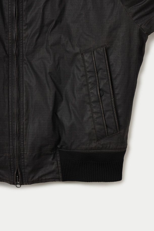 이탈리아 립스탑 카본 코팅 원단을 사용하여 방풍 및 발수 기능을 갖춘 립스탑 워크 블루종 점퍼입니다. 블랙 컬러의 무지 디자인으로, 간절기에 캐주얼하고 빈티지한 스타일을 연출하기 좋습니다. 루즈핏과 세미오버핏으로 편안한 착용감을 제공하며, 부드럽고 유연한 면 소재로 제작되었습니다. 빌트인 가죽 칼라와 탈착 가능한 칼라, 신슐레이트 충전재를 통해 보온성을 높였으며, 레이어드하여 다양한 스타일을 연출할 수 있습니다. 동네 마실룩, 여행룩, 가을 나들이룩 등 다양한 TPO에 활용하기 좋은 워크웨어 스타일의 점퍼입니다.
