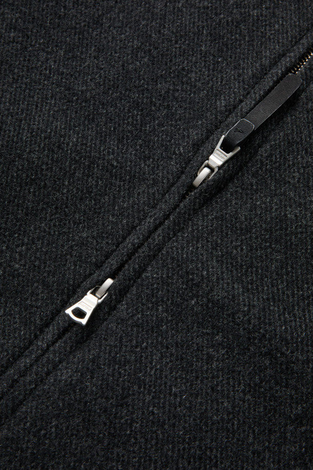 **핸드메이드 블루종**

부드러운 울, 캐시미어, 스웨이드 소재가 조화롭게 어우러져 포근한 착용감을 선사하는 핸드메이드 블루종입니다. 간절기와 겨울철, 데이트룩, 모임룩 등 다양한 TPO에 활용하기 좋으며, 클래식, 미니멀, 캐주얼 스타일을 모두 아우릅니다. 블랙 컬러의 무지 디자인에 세미 루즈핏으로 편안함을 더했으며, 니트 립 마감, 사선 포켓, 스웨이드 배색 디테일이 빈티지 무드를 자아냅니다. 핸드메이드 봉제 방식으로 제작되어 높은 퀄리티를 자랑하는 숏 기장의 집업 블루종입니다.
