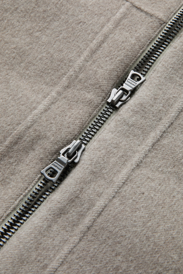 부드러운 울과 캐시미어 혼방 소재로 제작되어 포근한 착용감을 선사하는 핸드메이드 스탠드넥 블루종입니다. 미니멀, 빈티지, 캐주얼 스타일을 아우르며, 가을, 겨울 시즌 데일리룩, 산책룩, 동네 마실룩에 적합합니다. 세미 오버핏으로 편안하게 떨어지는 핏과 드롭된 어깨 라인이 특징이며, 스탠드넥 디자인으로 목을 따뜻하게 감싸줍니다. 밑단 니트 립 마감과 정전기 방지 안감으로 실용성을 높였으며, 무지 디자인으로 다양한 스타일 연출이 용이합니다.
