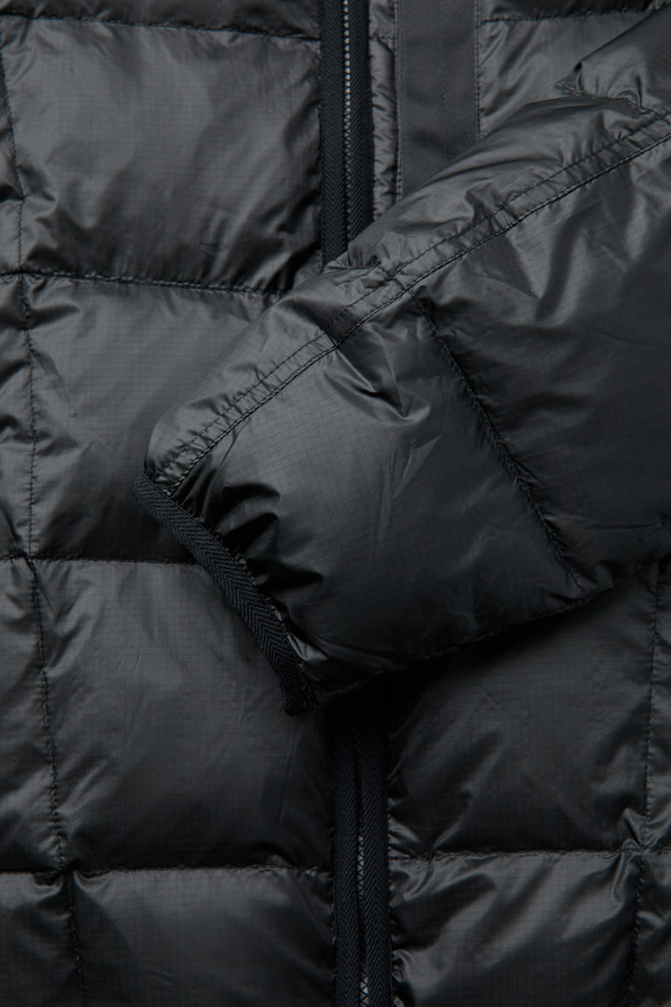 **미들레이어 경량 다운 점퍼**는 가을과 겨울, 일상 및 아웃도어 활동에 적합한 남녀 공용 아우터입니다. 블랙 색상의 무지 디자인으로 미니멀하고 베이직한 스타일을 연출하며, 집업 여밈 방식과 베이직핏으로 편안한 착용감을 선사합니다. 초경량 나일론 소재와 구스다운 충전재를 사용하여 가볍고 따뜻하며, 발수 및 방풍 코팅으로 기능성을 더했습니다. 빌트인 후드 분리가 가능하며, 접밴드 및 절개 보강 설계를 통해 활동성을 높였습니다. 출근룩과 여행룩 등 다양한 TPO에 활용할 수 있는 실용적인 아이템입니다.
