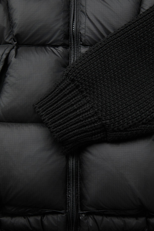 **니트 하이브리드 아우터**는 겨울철 추위에도 끄떡없는 보온성을 제공하는 남성용 점퍼입니다. 무지 디자인에 블랙 컬러로, 캐주얼 및 스포티 스타일을 연출하기 좋습니다. 부드러운 촉감의 니트 소재와 방풍, 발수 기능을 갖춘 초경량 아우터로, 탈부착 후드가 있어 레이어링이 용이합니다. 머스코비 덕다운 충전재를 사용하여 보온성을 극대화했으며, 출근룩이나 여행룩 등 다양한 TPO에 활용 가능합니다. 레귤러핏에 긴 소매, 집업 스타일로 편안하고 활동적인 착용감을 선사합니다.
