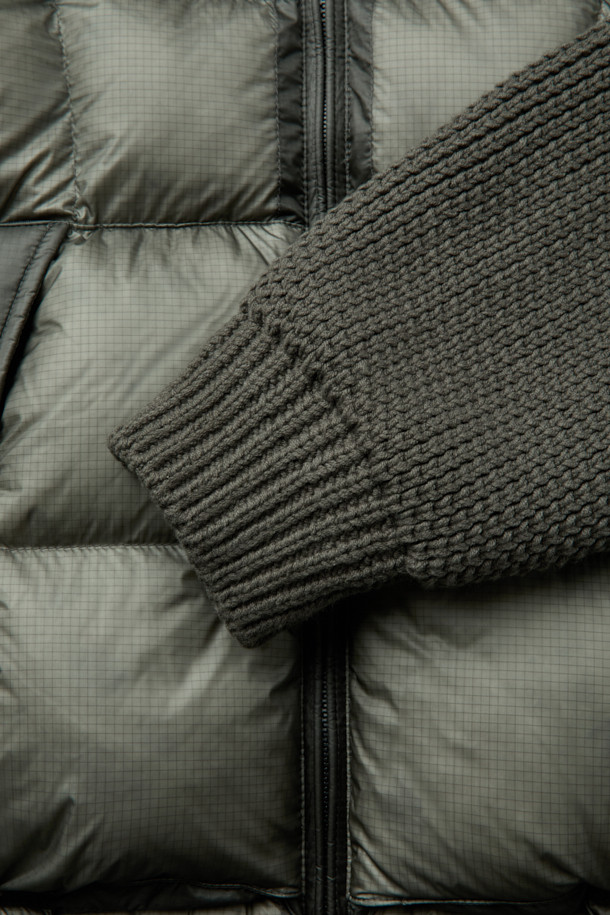 세련된 니트 하이브리드 아우터 점퍼입니다. 캐주얼, 미니멀, 클래식 스타일을 아우르며, 일상과 출근룩에 모두 잘 어울립니다. 카키 및 올리브 색상으로 출시되어 겨울철 스타일링에 포인트를 더합니다. 초경량 나일론과 니트 소재의 조합으로 뛰어난 착용감과 보온성을 제공하며, 덕다운 충전재, 방풍, 발수 기능, 탈부착 후드, 하이브리드 디자인 등 다양한 특징을 갖췄습니다. 레귤러핏에 집업 스타일로 편안함과 활동성을 동시에 잡았습니다.
