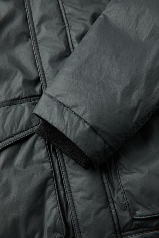 올메텍스 카본 라파예트는 남성용 겨울 점퍼입니다. 카본 및 블랙 컬러로 출시되었으며, 밀리터리와 빈티지 스타일을 동시에 느낄 수 있습니다. MA-1, B-15 코트 타입 디자인에 탈부착 가능한 리얼 FUR 칼라와 구스다운 충전재를 사용하여 보온성을 높였습니다. 방풍 및 발수 기능을 갖춘 면혼방 소재에 카본 코팅 처리와 빈티지 워싱 가공으로 내구성을 더했으며, 세미루즈핏과 드롭 숄더 디자인으로 편안한 착용감을 제공합니다. 출근룩, 여행룩, 클래식, 미니멀, 워크웨어 스타일을 즐기는 분들께 추천합니다.
