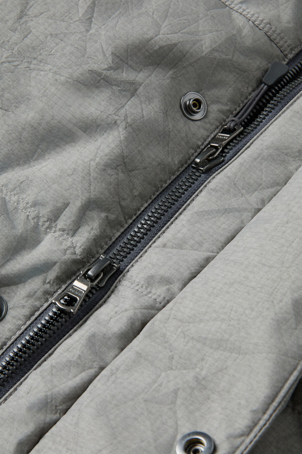 이탈리안 테크니컬 패브릭 크랙 레이어 숏패딩은 겨울철 일상 및 여행, 산책 시 캐주얼하고 미니멀한 스타일을 연출하기에 좋습니다. 3-Layer 기능성 원단과 피그 워싱 가공으로 빈티지한 외관을 자랑하며, 방수, 방풍, 수분 배출 기능으로 쾌적함을 유지합니다. 덕다운 충전재와 두꺼운 두께감으로 보온성을 높였으며, 세미루즈핏으로 편안한 착용감을 선사합니다. 그레이 컬러에 무지 패턴, 사선 포켓, 니트 립 트리밍 및 세로/가로 퀼팅 믹스 디테일이 돋보이는 숏패딩입니다.
