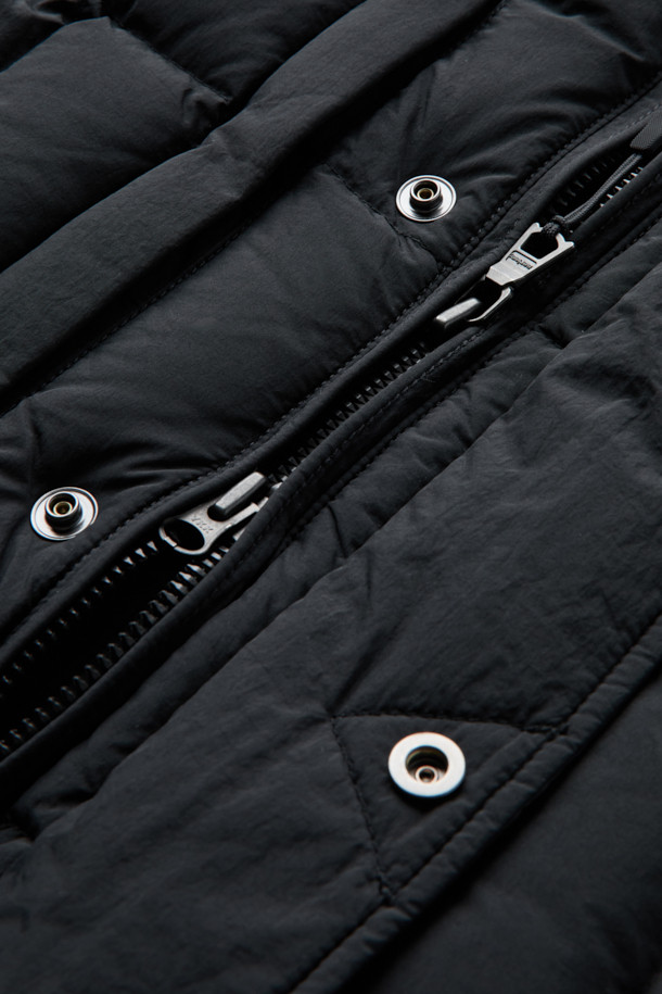 **구스다운 에어트루퍼**는 겨울철 추위로부터 당신을 보호해 줄 방수, 방풍 기능의 패딩입니다. 블랙 색상의 무지 디자인으로, 캐주얼 및 스포티 스타일을 모두 소화할 수 있습니다. 넉넉한 레귤러핏에 집업 방식으로 편안하게 착용 가능하며, 후드가 있어 보온성을 높였습니다. 부드러운 촉감의 나일론과 구스다운 소재를 사용하여 가볍고 따뜻하게 착용할 수 있습니다. 일상생활은 물론 겨울철 야외 활동에도 적합한 두꺼운 두께의 롱패딩입니다.
