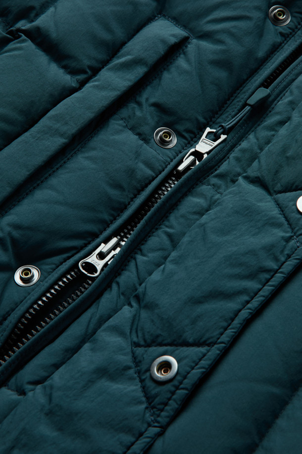 **구스다운 에어트루퍼**는 겨울철 추위로부터 당신을 보호해 줄 방수, 보온 기능의 남녀 공용 패딩입니다. 블랙 색상의 무지 디자인으로 어떤 스타일에도 쉽게 매치할 수 있으며, 캐주얼, 스포티, 미니멀한 룩을 연출하기 좋습니다. 일상생활은 물론 여행이나 캠핑과 같은 아웃도어 활동에도 적합하며, 부드러운 촉감과 레귤러 핏으로 편안한 착용감을 제공합니다. 긴 소매와 집업 스타일, 후드 디테일이 갖춰진 두꺼운 구스다운 패딩으로, 겨울철 당신의 따뜻하고 스타일리시한 겨울을 책임져 줄 것입니다.
