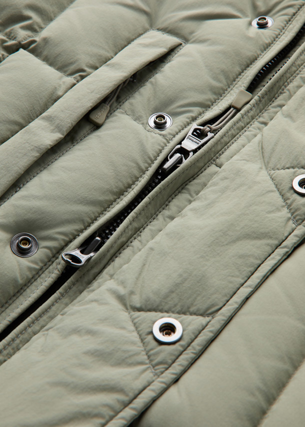 "구스다운 에어트루퍼"는 겨울철 추위를 완벽하게 방어해 줄 남녀 공용 아우터입니다. 보온성이 뛰어난 구스다운 충전재와 튼튼한 나일론 소재를 사용하여, 일상생활은 물론 아웃도어 활동에도 적합합니다. 밀리터리 스타일과 캐주얼 무드를 동시에 느낄 수 있으며, 레귤러핏과 무지 디자인으로 어떤 스타일에도 잘 어울립니다. 카키와 올리브 두 가지 색상으로 출시되었으며, 넉넉한 포켓 디테일과 후드, 방수 기능으로 실용성을 더했습니다. 여행, 캠핑, 등산 등 다양한 TPO에 활용 가능하며, 고프코어 및 미니멀 스타일 연출에도 제격입니다.
