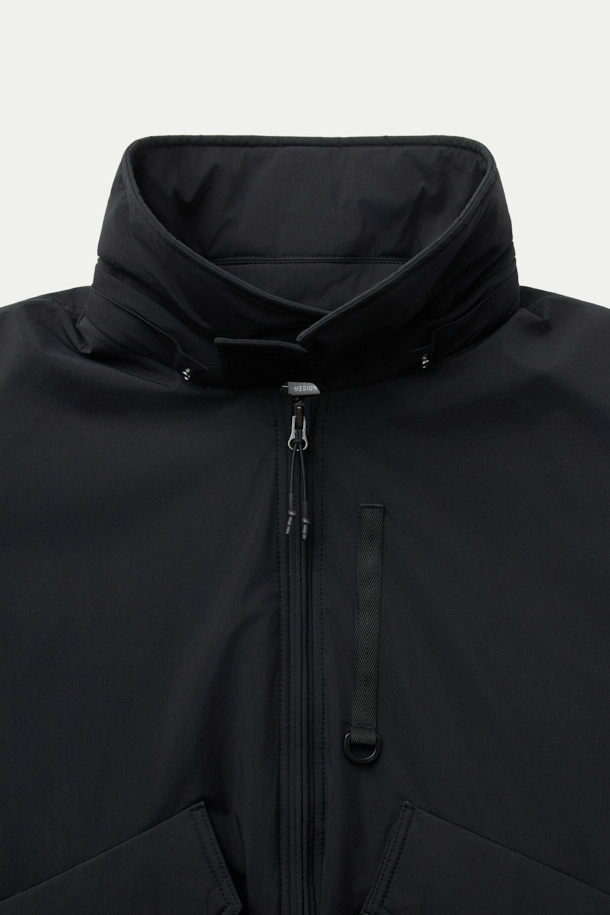 SERIES; X UNAFFECTED MK3 하이브리드 다운 봄버는 남성용 아우터로, 겨울철 일상룩에 적합한 다운 점퍼입니다. 블랙 컬러에 무지 패턴으로 미니멀하면서도 스트릿 스타일을 연출할 수 있으며, 하이넥 디자인과 플랩 포켓 디테일이 돋보입니다. 오버핏 크롭 기장으로 트렌디함을 더하고, 보온성과 방수 기능을 갖춰 추운 날씨에도 쾌적하게 착용 가능합니다. 하이브리드 다운 충전재와 나일론 소재를 사용하여 뛰어난 보온성을 제공하며 출근룩과 여행룩에 모두 활용하기 좋습니다.
