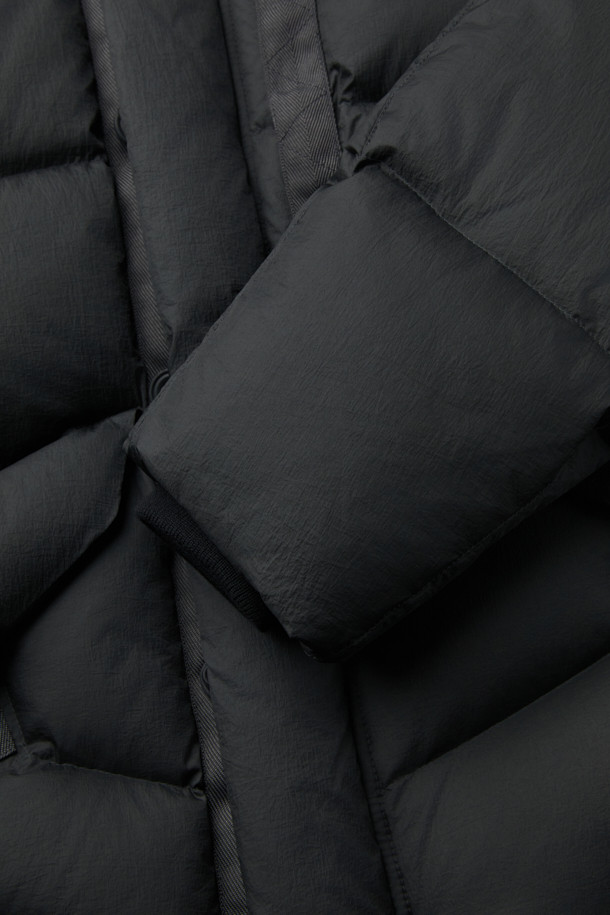 SERIES; X UNAFFECTED N2B 숏 다운 점퍼는 남녀 공용으로 착용 가능한 오버핏 숏패딩입니다. 겨울철 보온과 방풍 기능에 중점을 둔 두꺼운 두께의 나일론 소재를 사용하여 제작되었으며, 부드러운 촉감을 선사합니다. 집업 스타일의 블랙 무지 디자인으로, 캐주얼 및 스포티 무드를 연출하며 캠핑룩이나 등산룩과 같은 TPO에도 적합합니다. 후드가 달려 있어 더욱 따뜻하고 스타일리시하게 착용 가능하며, 미니멀한 스타일을 선호하는 분들께 추천합니다. 긴 소매 기장으로 활동성을 높였습니다.
