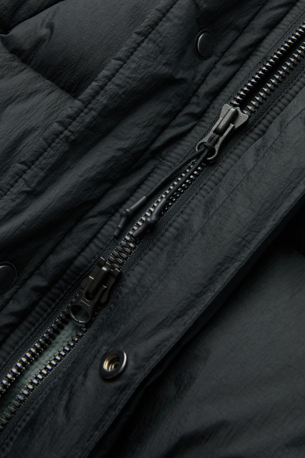 SERIES; X UNAFFECTED M90 ECWCS 다운 파카는 남성용 아우터로, 겨울철 일상 및 아웃도어 활동에 적합한 다운 파카입니다. 블랙 색상의 무지 디자인에 오버핏으로 제작되어 스포티하면서도 밀리터리 스타일을 연출합니다. 두꺼운 두께감과 방수 기능을 갖춘 나일론 소재로 제작되어 보온성을 높였으며, 여행, 캠핑, 등산 등 다양한 TPO에 활용 가능합니다. 집업 여밈 방식에 긴 소매, 후드, 패딩 디테일이 돋보이는 다운 파카입니다.
