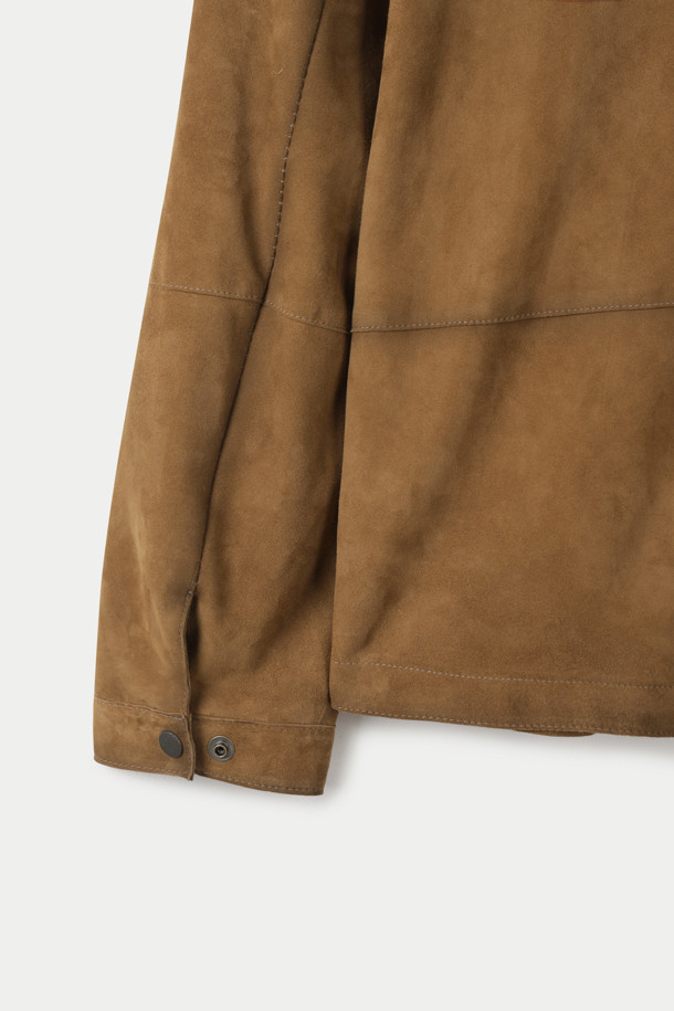 이탈리아 직수입 스웨이드 소재로 제작된 아우터형 셔츠입니다. 오일 브러쉬 가공을 거쳐 부드러운 촉감을 자랑하며, 빈티지하면서도 캐주얼한 스타일을 연출합니다. 가슴 아웃포켓과 사선 핸드포켓 디자인으로 실용성을 더했으며, 수소봉제 마감으로 꼼꼼하게 제작되었습니다. 간절기와 겨울, 겨울 데일리룩과 데이트룩에 활용하기 좋은 릴랙스 핏 셔켓입니다. 캐주얼, 클래식, 미니멀한 스타일을 즐겨 입는 분들께 추천합니다.
