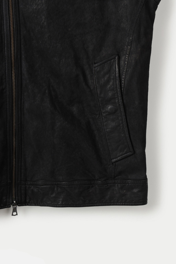 세련된 스타일을 완성하는 여성 양가죽 오일 워싱 트러커 재킷입니다. 부드러운 촉감의 소가죽 소재로 제작되어 편안한 착용감을 선사하며, 봄, 가을 시즌에 활용하기 좋습니다. 크롭 기장과 레귤러핏 디자인으로 캐주얼하고 클래식한 무드를 연출하며, 집업 여밈 방식으로 간편하게 착용할 수 있습니다. 데이트룩, 모임룩 등 다양한 TPO에 활용 가능한 매력적인 아이템입니다. 무지 패턴에 오일 워싱 처리로 은은한 멋을 더했습니다.
