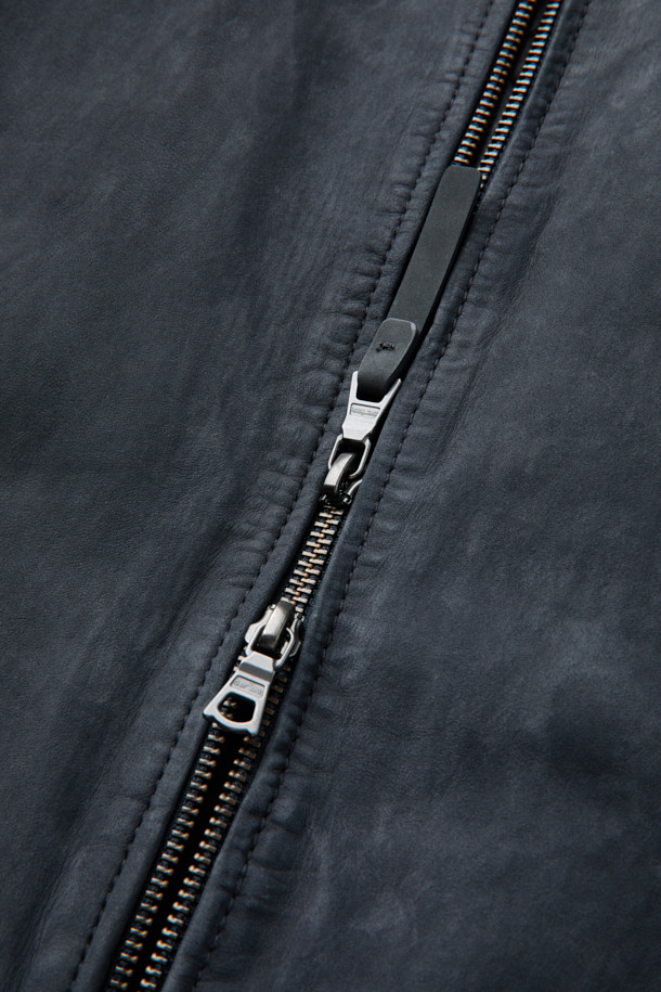 부드러운 양가죽 소재와 워싱 가공으로 빈티지한 멋을 살린 MA-1 스타일의 아우터입니다. 시크한 블랙 컬러에 오버핏 디자인으로 트렌디한 스타일을 연출하며, 봄, 가을 간절기에 활용하기 좋습니다. 크롭 기장과 립 디테일이 더해져 캐주얼하면서도 스트릿 무드를 강조합니다. 긴 소매와 두꺼운 두께감으로 고급스러운 착용감을 선사합니다. 집업 방식으로 간편하게 착용 가능하며, 다양한 스타일과 매치하여 개성 있는 룩을 완성할 수 있습니다.
