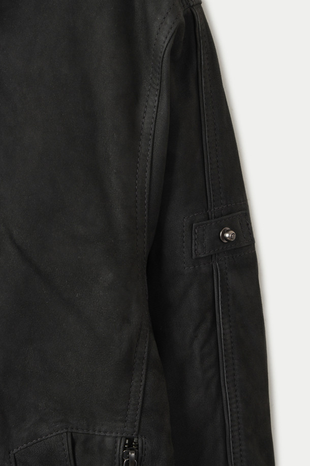 부드러운 양가죽 소재로 제작된 여성용 워싱 후디 점퍼입니다. 캐주얼, 미니멀, 시크 스타일을 연출하기에 좋으며, 데이트룩과 모임룩에 활용하기 좋습니다. 블랙 컬러의 무지 디자인에 루즈핏과 크롭 기장으로 세련된 실루엣을 선사합니다. 봄, 가을 시즌에 적합하며, 두꺼운 두께감으로 따뜻하게 착용할 수 있습니다. 집업 형태로 간편하게 착용 가능하며, 워싱 처리로 자연스러운 멋을 더했습니다.
