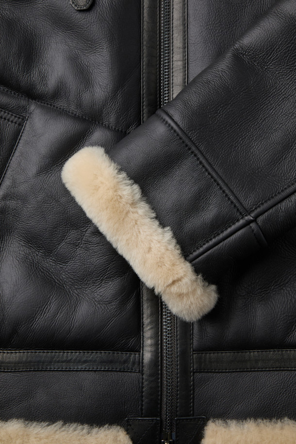 메리노 실키 무스탕은 부드러운 양가죽과 양털 소재를 사용하여 고급스러운 촉감을 선사하는 아우터입니다. 블랙, 베이지 두 가지 색상으로 출시되었으며, 숏 기장의 오버핏 디자인으로 클래식하면서도 캐주얼한 스타일을 연출합니다. 투톤 배색과 비죠 디테일, 투웨이 지퍼, 핸드 포켓 등의 특징으로 보온성과 스타일을 동시에 잡았습니다. 데이트룩, 모임룩 등 다양한 TPO에 활용 가능하며, 미니멀한 룩에도 잘 어울립니다. 겨울철, 따뜻하고 세련된 스타일을 완성해 보세요.
