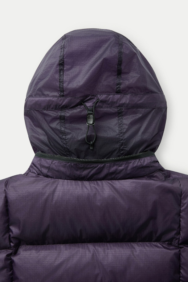 보온성과 활동성을 동시에 잡는 경량 다운 베스트입니다. 겨울철 데일리룩과 캠핑룩에 활용하기 좋은 아이템으로, 스포티, 미니멀, 캐주얼 스타일을 연출할 수 있습니다. 톤 다운된 퍼플 컬러에 무지 및 퀼팅 디자인으로 포인트를 더했으며, 루즈핏으로 편안한 착용감을 선사합니다. 가볍고 따뜻한 나일론 소재에 발수, 방풍 기능까지 갖춰 실용적이며, 내장 후드와 글러브 포켓으로 보온성을 높였습니다.

