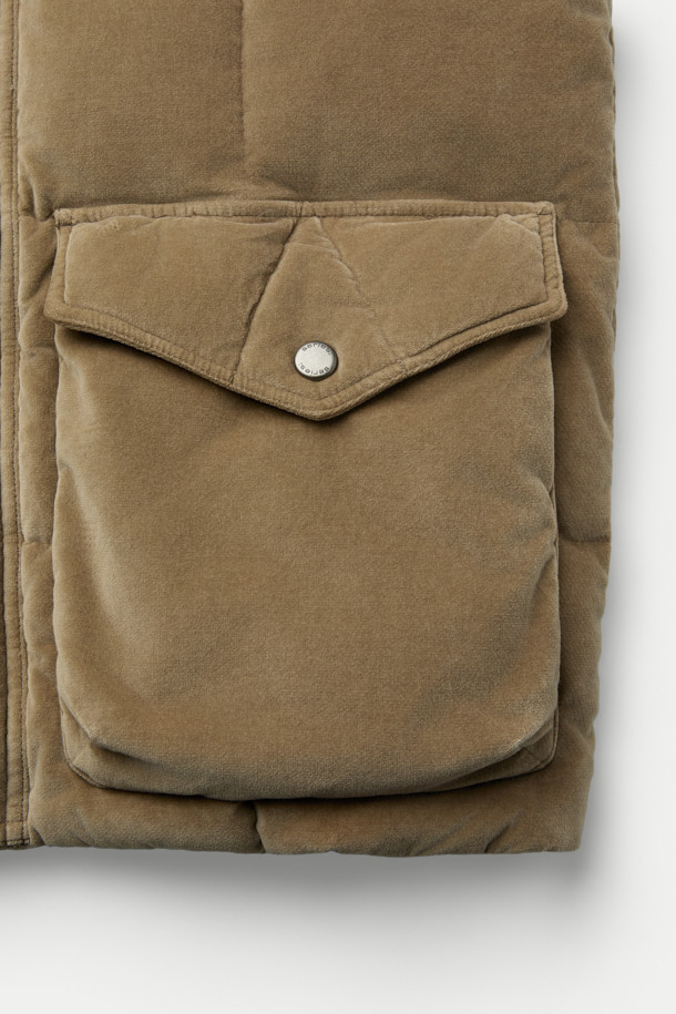 벨베틴 코듀로이 다운 베스트는 가을, 겨울 시즌에 따뜻함과 스타일을 모두 갖춘 아우터입니다. 부드러운 코듀로이 면 소재에 RDS 덕다운 충전재를 사용하여 뛰어난 보온성을 제공하며, 밑단 스트링 조절 기능으로 핏을 자유롭게 연출할 수 있습니다. 캐주얼, 클래식, 미니멀 스타일을 모두 소화하며, 일상 및 아웃도어 활동 시 캠핑룩, 등산룩으로 활용하기 좋습니다. 베이지와 브라운 두 가지 색상으로 출시되었으며, 이중 구조 핸드 포켓으로 실용성을 더했습니다. 스냅 버튼 여밈 방식과 루즈핏 디자인으로 편안한 착용감을 선사합니다.
