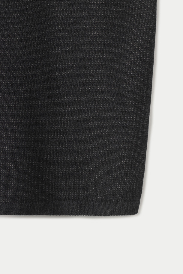 간절기 이중우수 라운드 스웨터는 베이직한 스타일을 추구하는 당신을 위한 아이템입니다. 블랙과 그레이 두 가지 색상으로 출시되어, 데이트룩, 카페룩 등 다양한 TPO에 맞춰 활용할 수 있습니다. 코튼과 페이퍼 소재의 혼방으로 제작되어 가볍고 드라이한 촉감을 선사하며, 통기성이 뛰어나 간절기에도 쾌적하게 착용 가능합니다. 세미루즈핏 라운드넥 디자인에 투톤 조직감으로 포인트를 더했으며, 레이어드 또는 단독 착용 모두 가능하여 활용도가 높습니다. 미니멀, 클래식, 캐주얼 등 어떤 스타일에도 잘 어울리는 필수템입니다.
