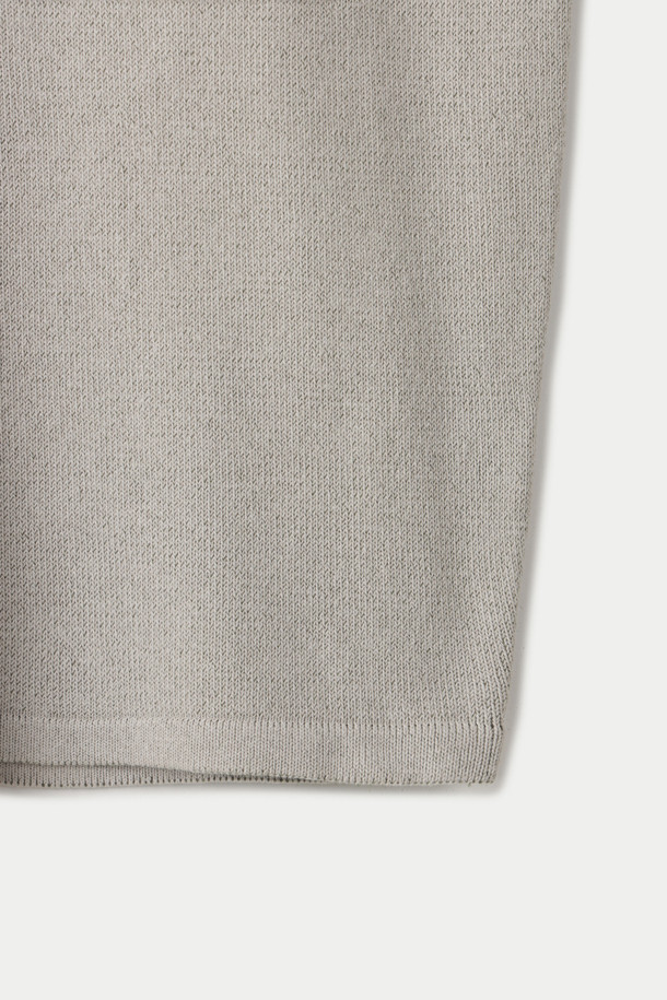 간절기 이중우수 라운드 스웨터는 베이직한 스타일의 데일리 상의입니다. 코튼과 페이퍼 소재의 혼방으로 가볍고 드라이한 촉감을 선사하며, 중간 두께감으로 간절기에 적합합니다. 세미루즈핏 라운드넥 디자인으로 편안하게 착용 가능하며, 투톤 조직감과 긴소매가 특징입니다. 베이지, 그레이 두 가지 컬러로 출시되었으며, 레이어드 및 단독 착용 모두 가능하여 활용도가 높습니다. 통기성이 좋아 쾌적하게 착용할 수 있습니다.
