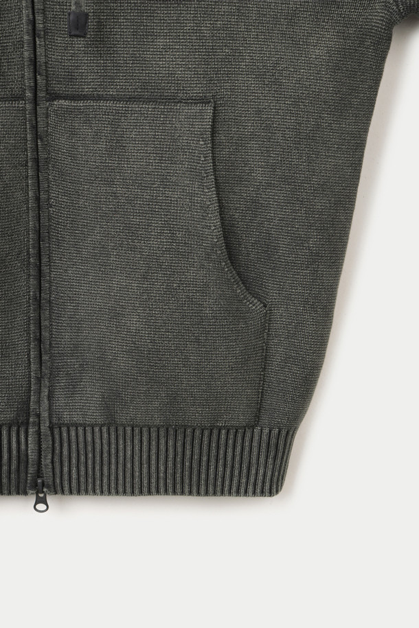 가먼트 다잉 코튼 풀 집업 후디는 부드러운 촉감의 면 소재로 제작되어 편안한 착용감을 선사합니다. 봄, 가을 시즌에 적합하며, 캐주얼 및 베이직 스타일을 연출하기 좋습니다. 무지 디자인에 레귤러핏으로 제작되었으며, 후드 네크라인과 긴소매, 집업 여밈 방식이 특징입니다. 카키, 그린 두 가지 컬러로 출시되어, 산책룩이나 캠핑룩 등 다양한 TPO에 활용 가능합니다. 미니멀, 고프코어 스타일을 즐겨 입는 분들께 추천합니다.
