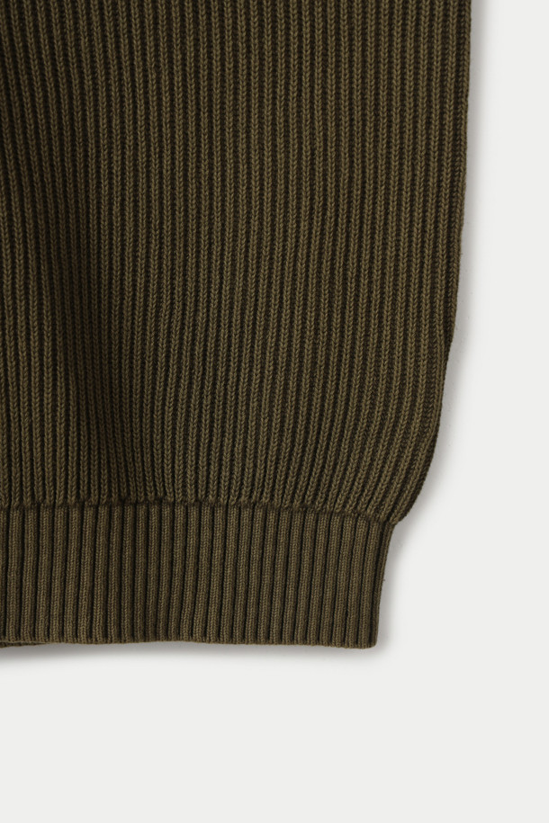 가먼트 다잉(Garment Dyeing) 기법으로 제작된 코튼 하프 집업 풀오버입니다. 부드러운 촉감의 면 소재에 골지 패턴을 더해 편안함과 스타일을 모두 갖췄습니다. 간절기와 겨울철에 활용하기 좋은 두께감으로, 캐주얼하고 베이직한 스타일을 연출하기 좋습니다. 하프넥 디자인과 YKK 지퍼, 팔꿈치 패치 디테일이 돋보이며, 카키 및 올리브 두 가지 색상으로 출시되었습니다. 출근룩과 캠핑룩 등 다양한 TPO에 활용 가능합니다.
