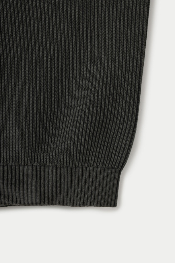 가먼트 다잉 코튼 하프 집업 풀오버는 간절기와 겨울 시즌에 어울리는 상의입니다. 블랙 컬러의 루즈핏이며, 내추럴하고 빈티지한 스타일을 연출합니다. 면 소재의 골지 패턴으로 제작되었으며, 하프넥 디자인과 긴소매, 두꺼운 두께감으로 보온성을 높였습니다. 가먼트 다잉 워싱 기법으로 자연스러운 멋을 더했고, YKK 지퍼와 팔꿈치 패치 디테일로 완성도를 높였습니다. 캐주얼, 클래식, 미니멀 스타일 모두 소화 가능한 활용도 높은 아이템입니다.
